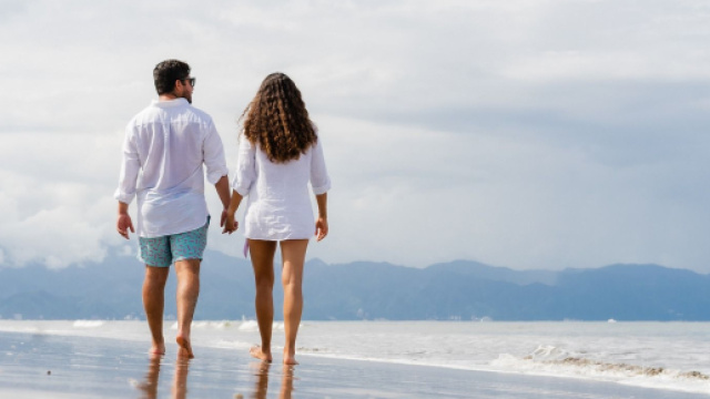 Coppia felice passeggia sulla spiaggia &copy; Pixabay