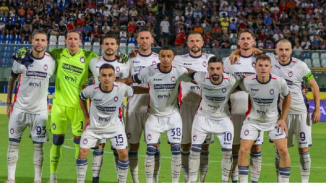 La formazione del Crotone scesa in campo a Catania - &copy; Facebook