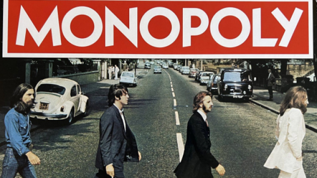 La scatola del gioco da tavolo Monoplolt edizione Beatles &copy; Facebook Beatles Magazine