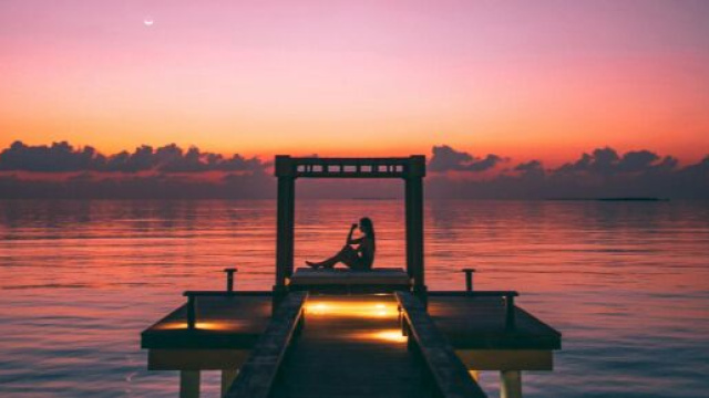 Molo al tramonto - Immagine &copy; Pexels