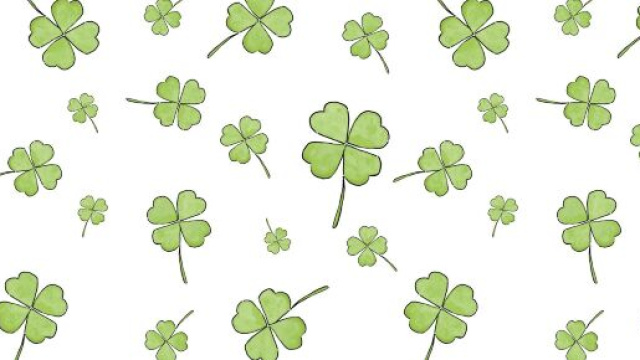 Quadrifogli verdi su sfondo bianco &copy; Pixabay