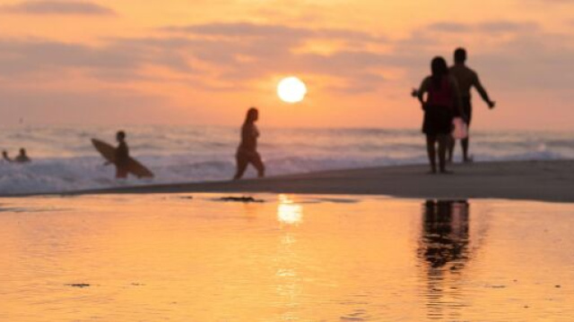 Tramonto sul mare con surfisti - &copy; Pexels