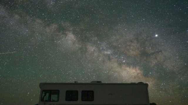 Un camper sotto un cielo stellato (&copy; Pexels)