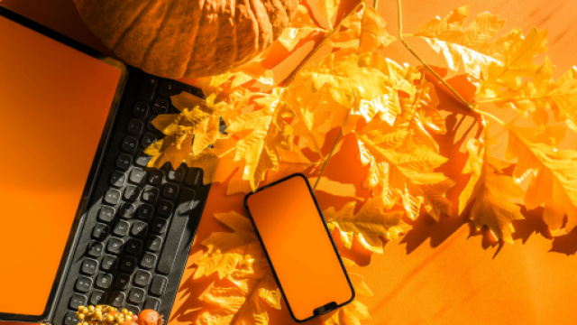 Computer e cellulare con foliage &copy; Pexels