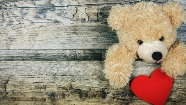 Orsetto di peluche con cuore rosso - &copy; Pixabay