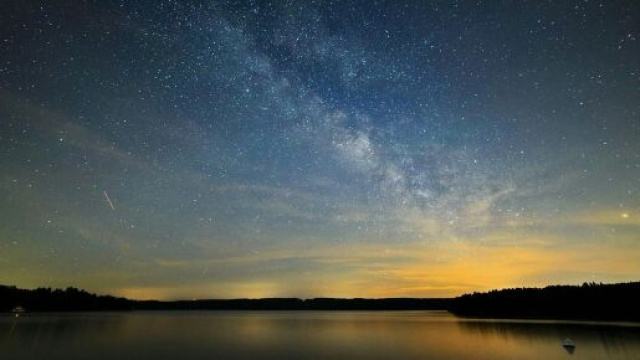 Tramonto sul lago con stelle &copy; Pexels