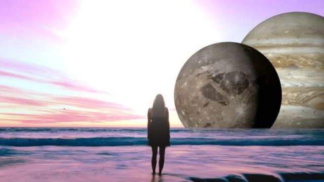 Donna sul mare che osserva gli astri &copy; Pixabay