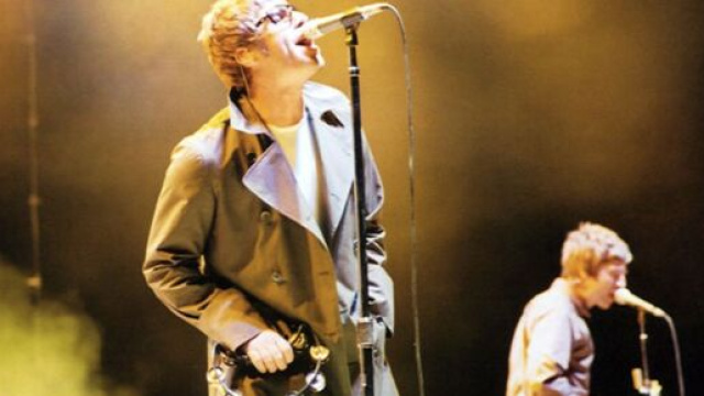 Liam Gallagher (in primo piano) e Noel Gallagher durante un concerto del 2005 &copy; Wikimedia Common
