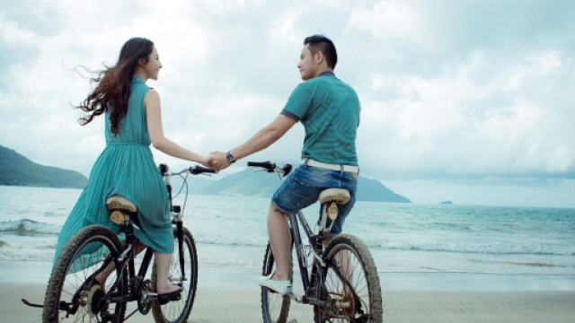 Una coppia che va in bici sulla spiaggia &copy; Pixabay