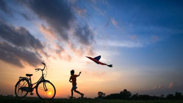 Paesaggio, bambino e bicicletta &copy; Pixabay