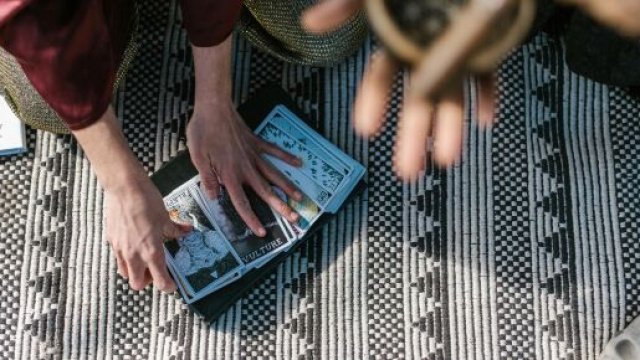 Persone che consultano le carte &copy; Pexels