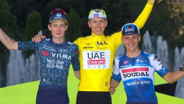 Vingegaard, Pogacar ed Evenepoel sul podio del Tour de France - Screenshot &copy; Eurosport.