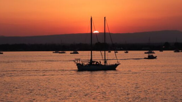 Barca a vela al tramonto &copy; Pexels