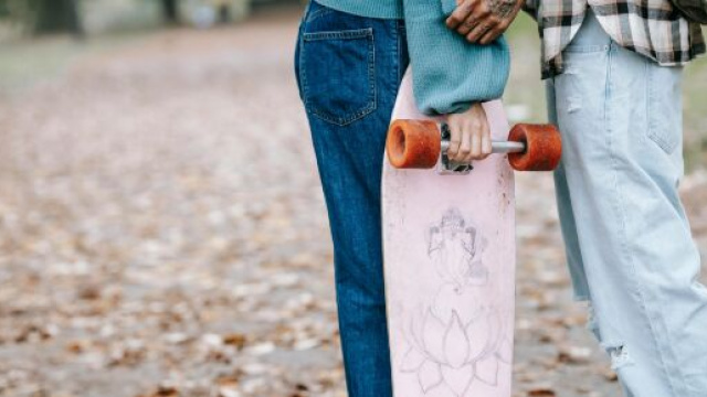 Innamorati al parco in autunno &copy; Pexels.