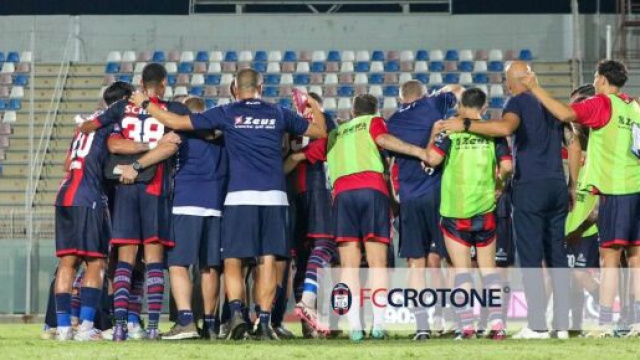L'abbraccio dei calciatori del Crotone a fine gara &copy; Facebook