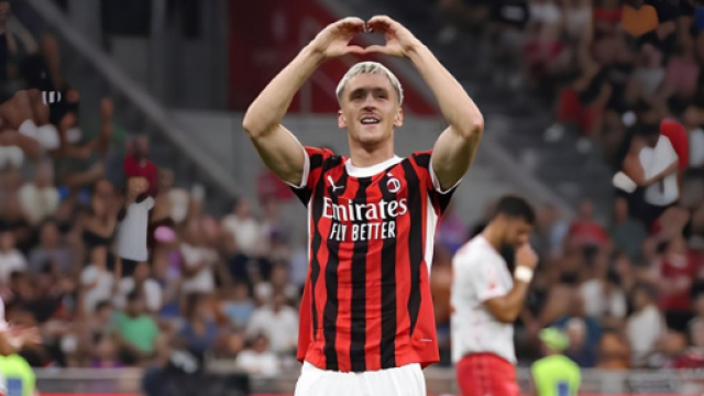 Alexis Saelemaekers con la maglia del Milan &copy; Instagram