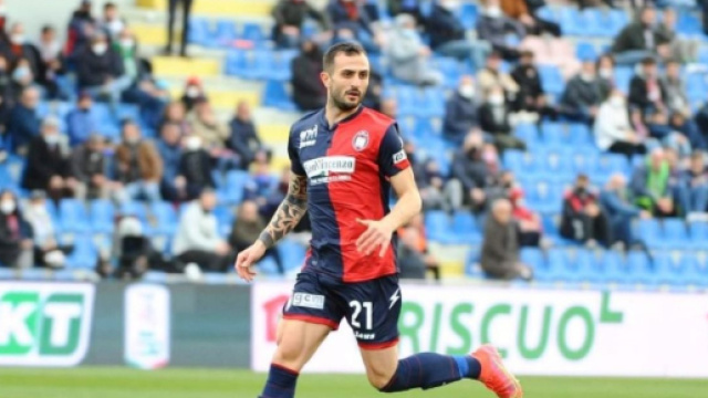 Manuel Nicoletti con la maglia del Crotone &copy; Instagram