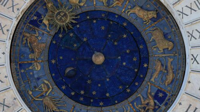 Orologio e segni dello zodiaco &copy; Pexels