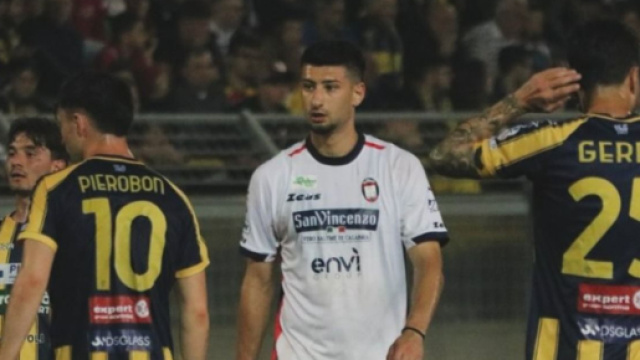 Riccardo Stronati con la maglia del Crotone &copy; Instagram