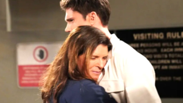Sheila abbraccia Finn in una scena di Beautiful, screenshot &copy; CBS
