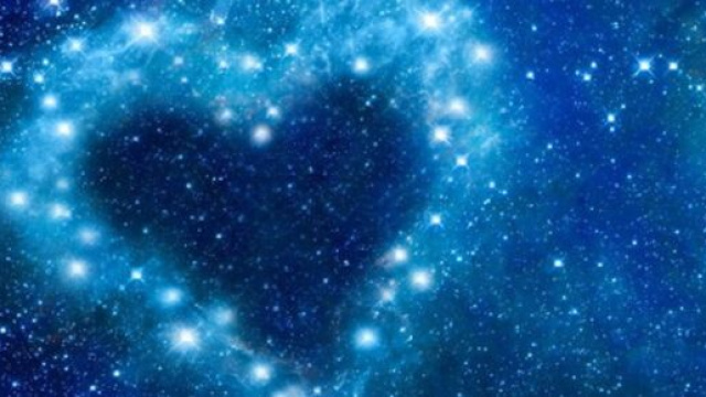 Cuore raffigurato in un cielo stellato (&copy; Pixabay).