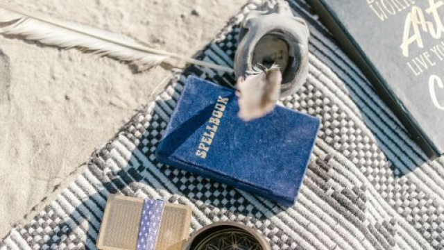 Libri, penne e strumenti di divinazione &copy; Pexels