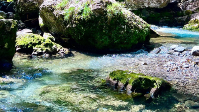 Trekking al Sentiero dell'Acqua con le sue pozze cristalline &copy; Mara Bossini