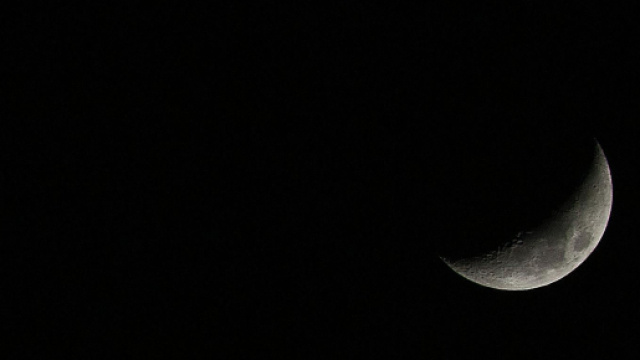 Mezza luna in cielo notturno- &copy; Pexels