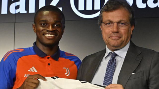 Pierre Kalulu e Cristiano Giuntoli - Foto &copy; Juventus.