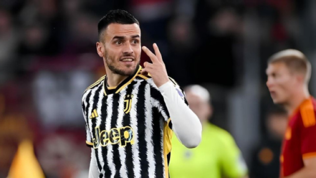 Filip Kostic con la maglia della Juventus &copy; Instagram