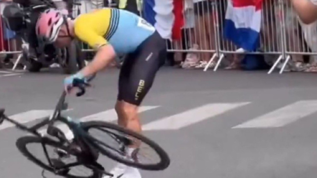 Wout van Aert dopo la caduta alle olimpiadi di Parigi - Screenshot &copy; Cycling legend