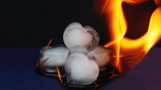 Ghiaccio a forma di cuore e fuoco &copy; Pixabay