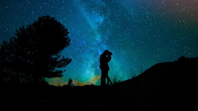 Bacio sotto le stelle - &copy; Pixabay.