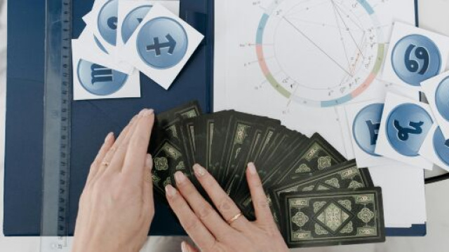 Mani che consultano le carte e tema natale - &copy; Pexels