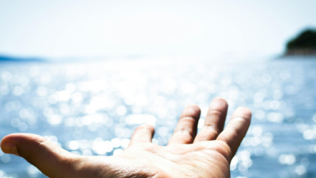 Il mare e una mano &copy; Pexels.com