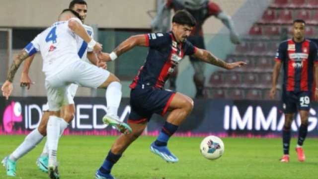 Luis Rojas in azione con il Crotone - &copy; Instagram / Luis Rojas