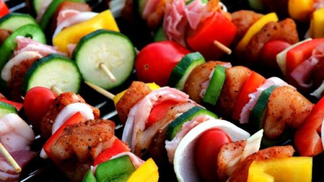 Degli spiedini grigliati (&copy; Pixabay)