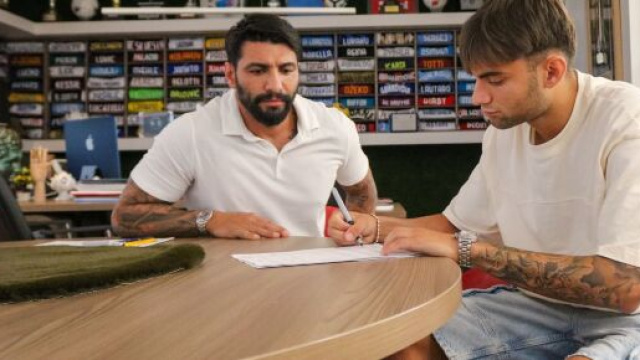 Raffaele Vrenna e Alessio Guerini nel momento della firma del contratto - &copy; FcCrotone.It