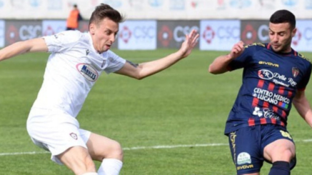 A destra, Andrea Gallo con la maglia del Picerno - &copy; Instagram