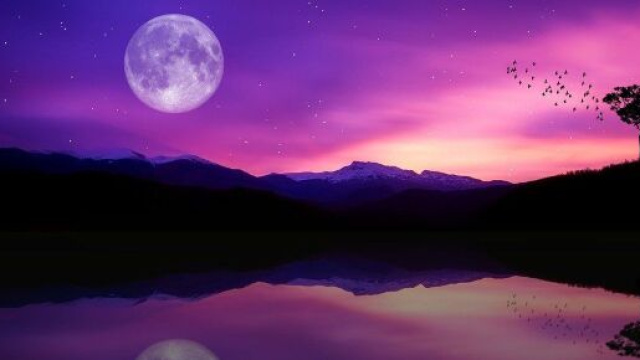 Cielo, luna, montagne e lago &copy; Pixabay