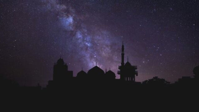 Silhouette di un edificio durante la notte &copy; Pexels