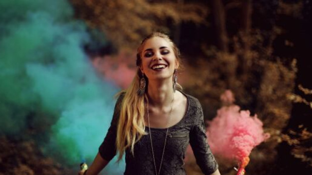 Donna che sorride nel bosco &copy; Pixabay