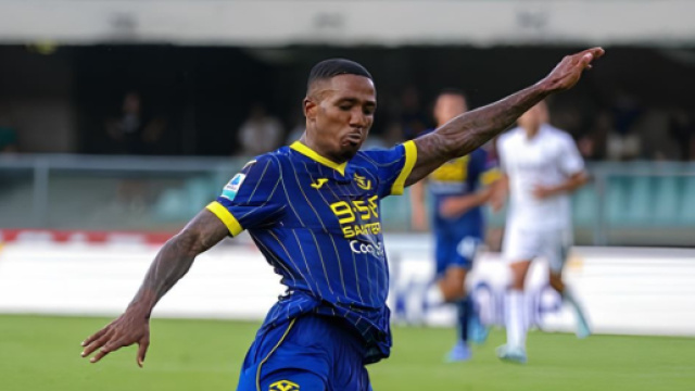 Jackson Tchatchoua con la maglia del Verona &copy; profilo Instagram tchatchoua38