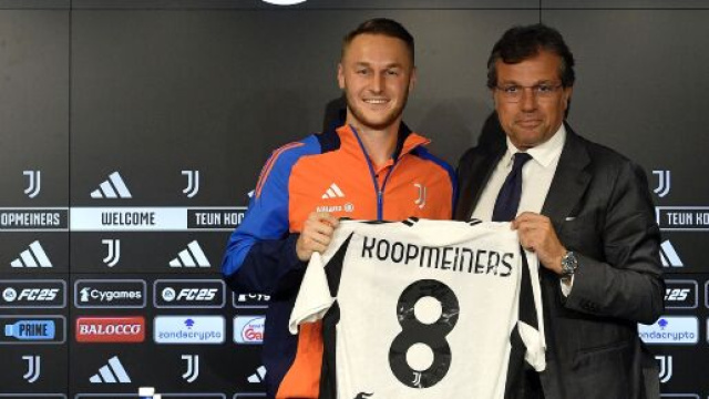 Teun Koopmeiners con Cristiano Giuntoli . Foto &copy; Juventus