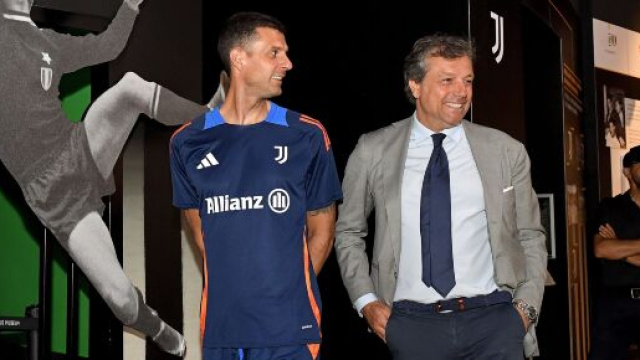 Thiago Motta e Cristiano Giuntoli, allenatore e football director della Juventus &copy;️ X