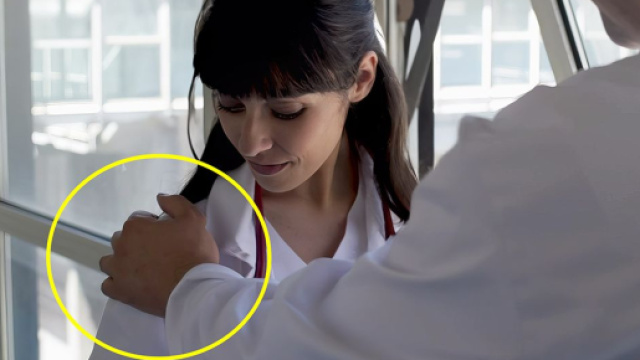 Rossella (Giorgia Gianetiempo), di spalle il nuovo primario Daniele Fusco (Marco Mario De Notaris) &copy; Un Posto al Sole Rai