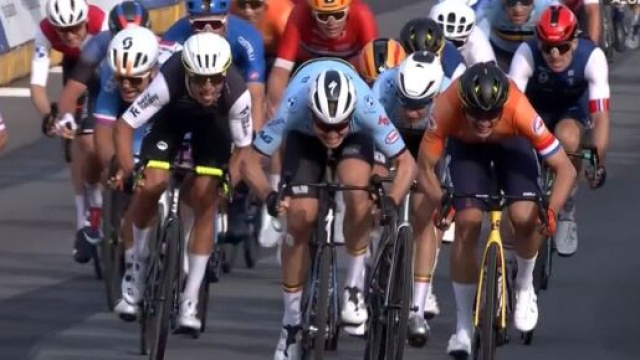 La volata vincente di Tim Merlier agli Europei di ciclismo - Screenshot &copy; Eurosport