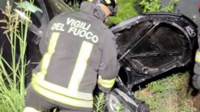 Incidente sulla Sp 47, l'intervento dei Vigili del fuoco - &copy; Facebook / Vigili del fuoco Crotone