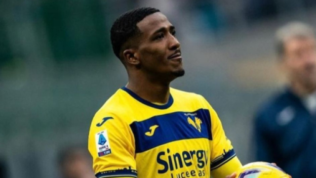 Jackson Tchatchoua con la maglia del Verona &copy; profilo Instagram tchatchoua38