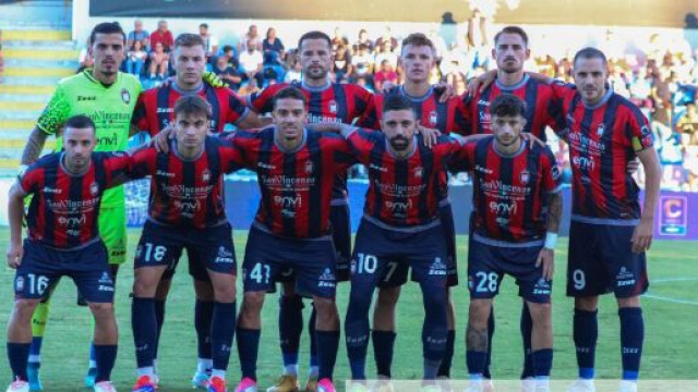 Il Crotone sceso in campo contro il Messina &copy; Facebook